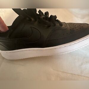 Nike women’s Court Vision Low Size 8 black and white